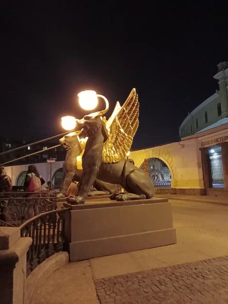 Вечерний Петербург грифоны