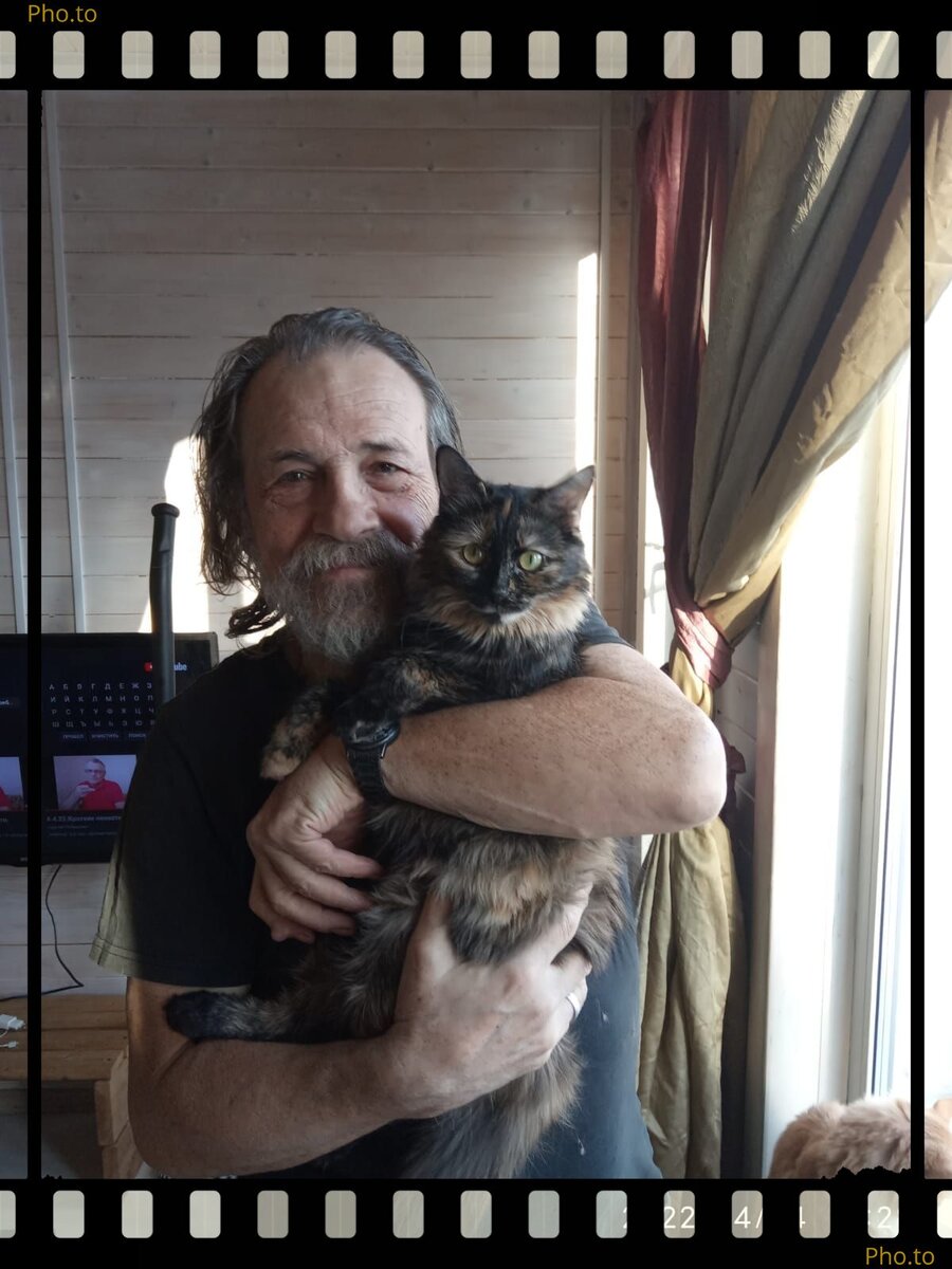 Художник Андрей Аверьянов с любимой кошкой Майей ( Фото получено из свободного доступа )