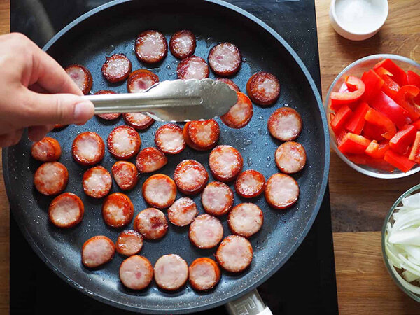 Овощное рагу с мясом и кабачками, приготовленное в глубокой сковороде или сотейнике — по-настоящему летнее блюдо. Я люблю это сказочное сочетание кабачков, перца и помидоров.-4