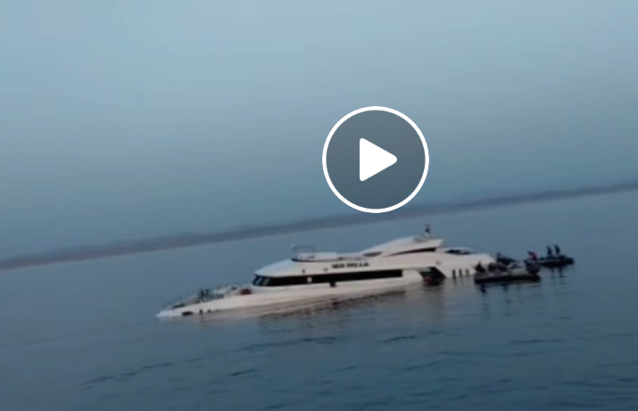 Попалась среди новостей новость о том, что в южной части Красного моря налетел на рифы и получил повреждения египетский катер. на борту которого были 26 туристов из Польши.-2