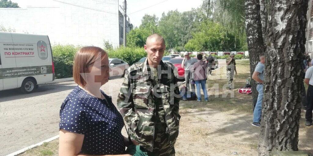 контрактники в российской армии. новые контрактники отправились. новые контрактники отправились. служба по контракту в армии. боевой священник.