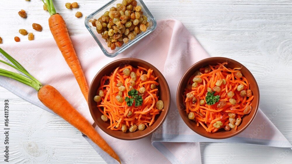 Тертая морковка с изюмом придется по душе ребенку!