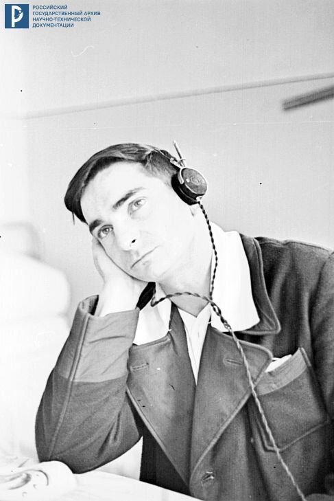 Космонавт В.Ф. Быковский в наушниках. РГАНТД. Арх. № 0-2406.
