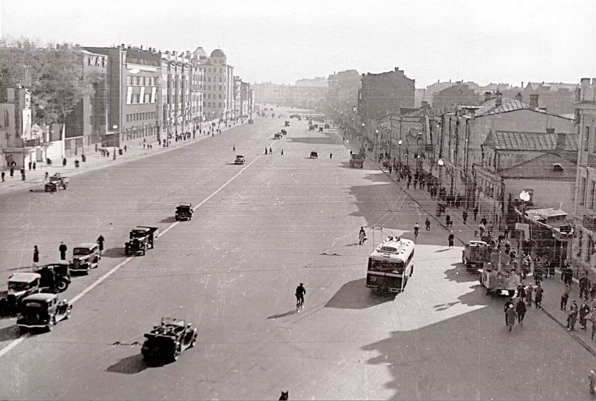 В 1926 Париж встречал Цветаеву с триумфом. Зал Союза молодых поэтов и писателей. Ломились как на Шаляпина. Картина ошеломляла: толпы людей, запах пота, крики, визг!-7