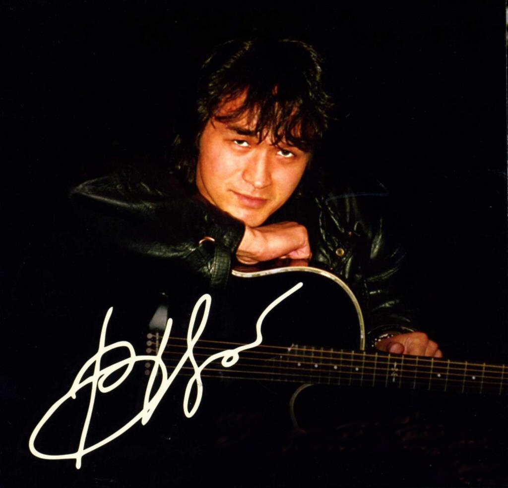 Виктор Цой (1962-1990 г.) - советский рок-музыкант, автор песен, поэт, художник и актёр. Основатель и лидер рок-группы «Кино», входившей в «Ленинградский рок-клуб». Один из самых влиятельных и известных советских рок-музыкантов. Виктор Цой сам писал все тексты и исполнял все песни на концертах группы «Кино», распавшейся после его смерти. Фото: https://stihi.ru