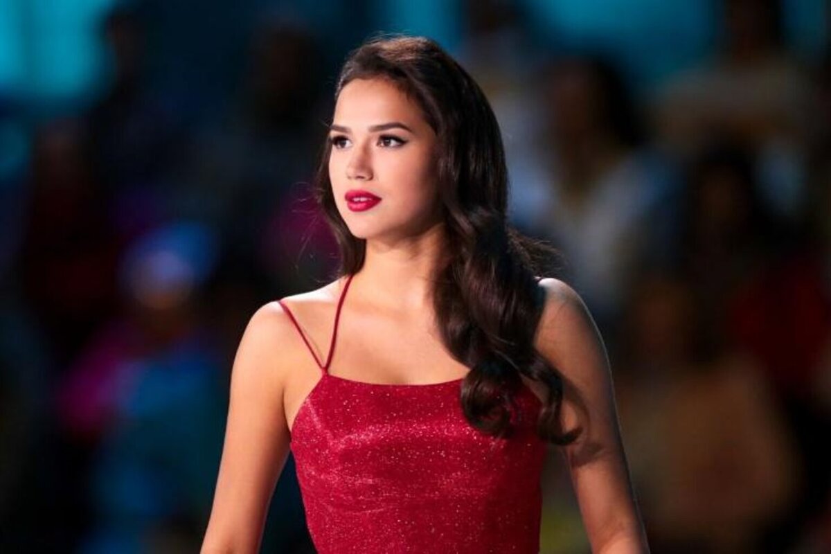    Алина Загитова на свадьбе друзей поймала букет невесты