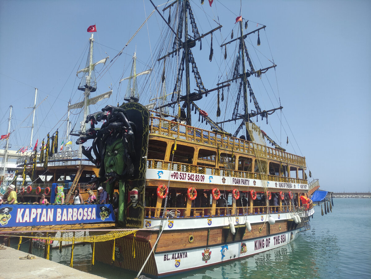 Наша прогулка проходила на таком пиратском кораблике