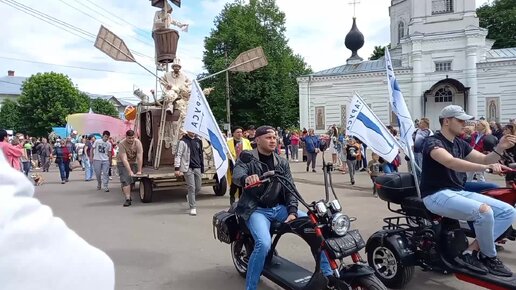 Петухи да гуси в городе Тарусе. Фестиваль в Калужской области.