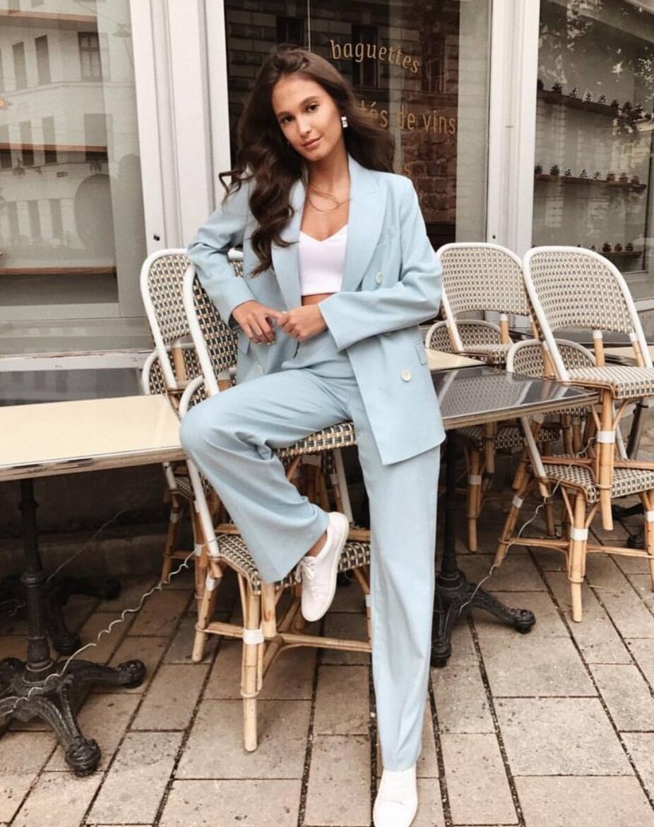 костюм брючный 1103 nadin. женский брючный костюм 2022 тренды. брючный костюм пастельного цвета. брючные костюмы для женщин 2024. стильная женщина.