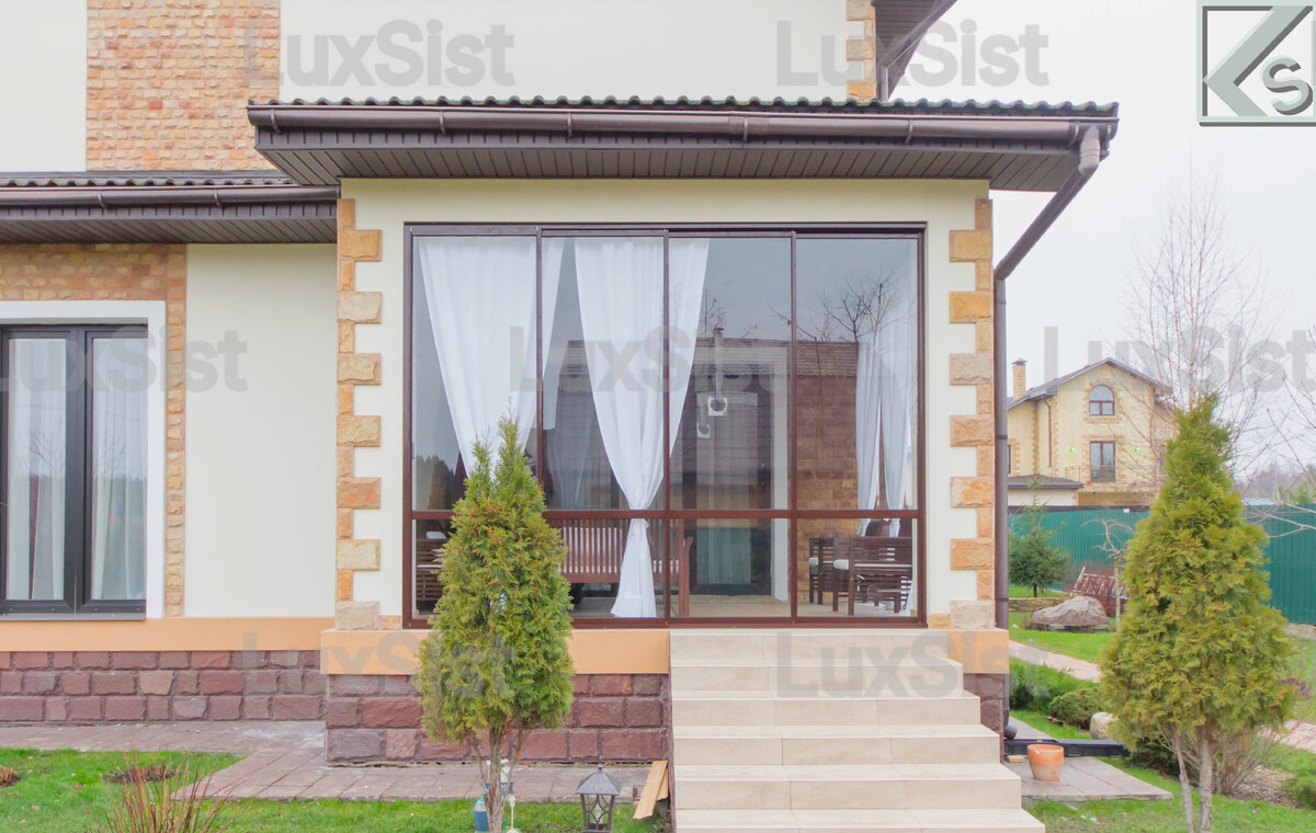 Вход на веранду с раздвижной системой остекления LuxSist.