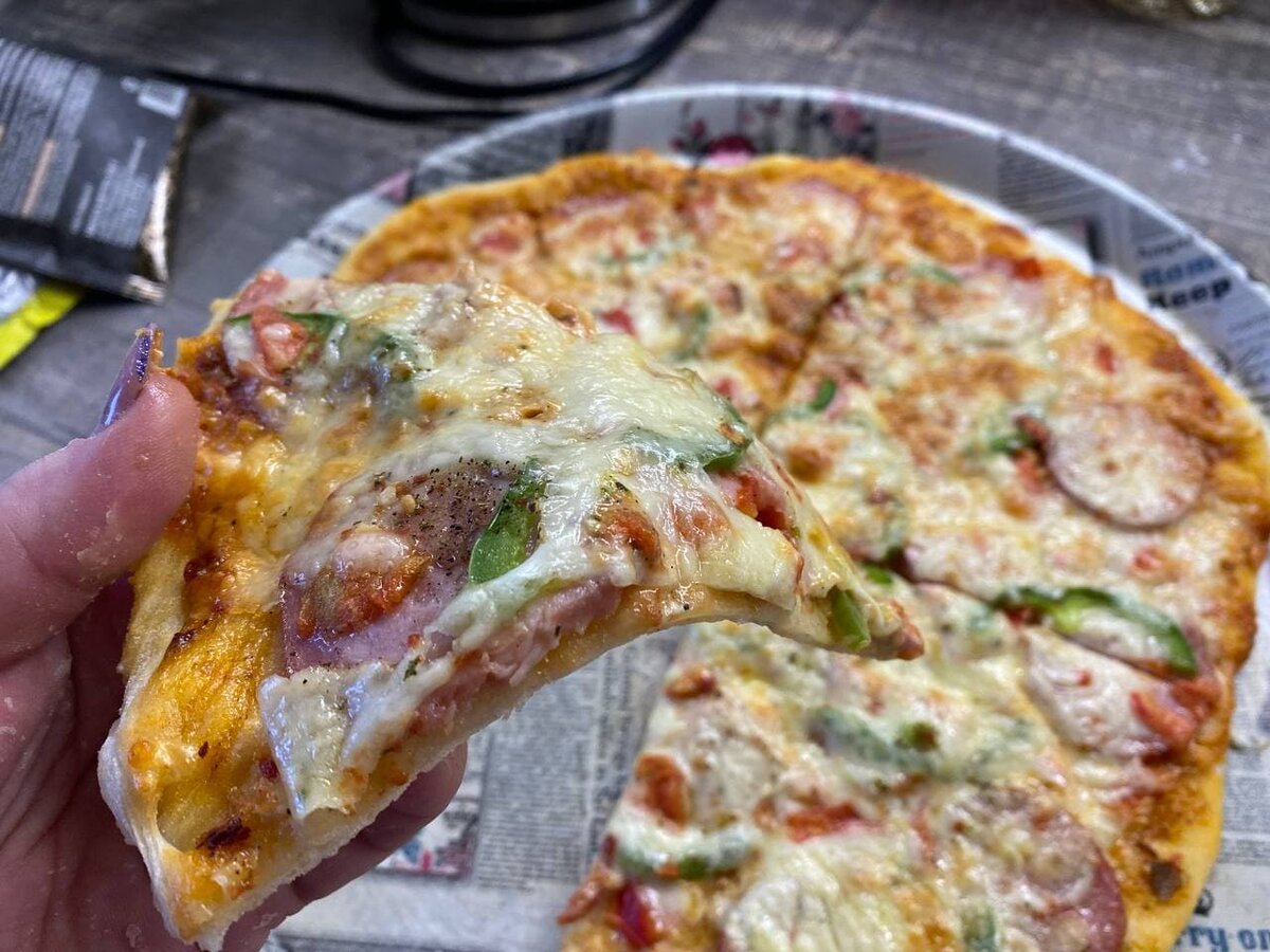 минутка готовить. пицца минутка в духовке. тирамису в тарелке из печенья и сгущенки. пицца на скорую руку. пицца без муки.