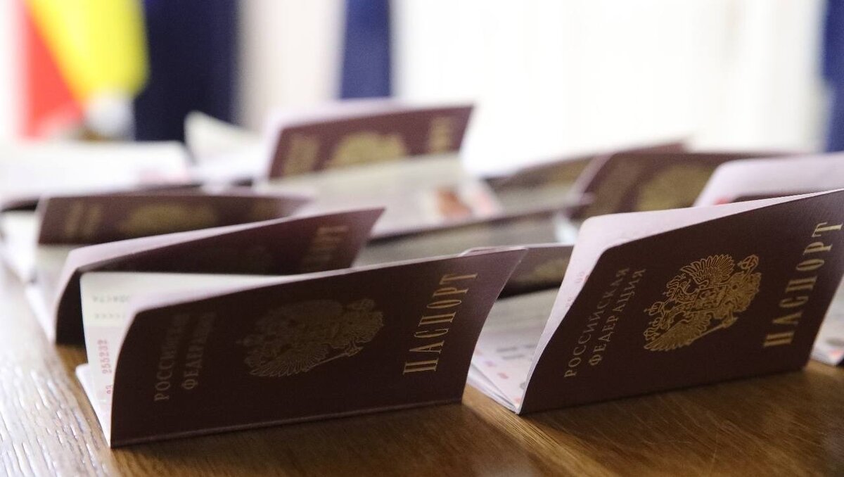     В Ростовской области состоялось торжественное вручение первых паспортов юным жителям региона, об этом сообщил губернатор Василий Голубев в своем Telegram-канале.