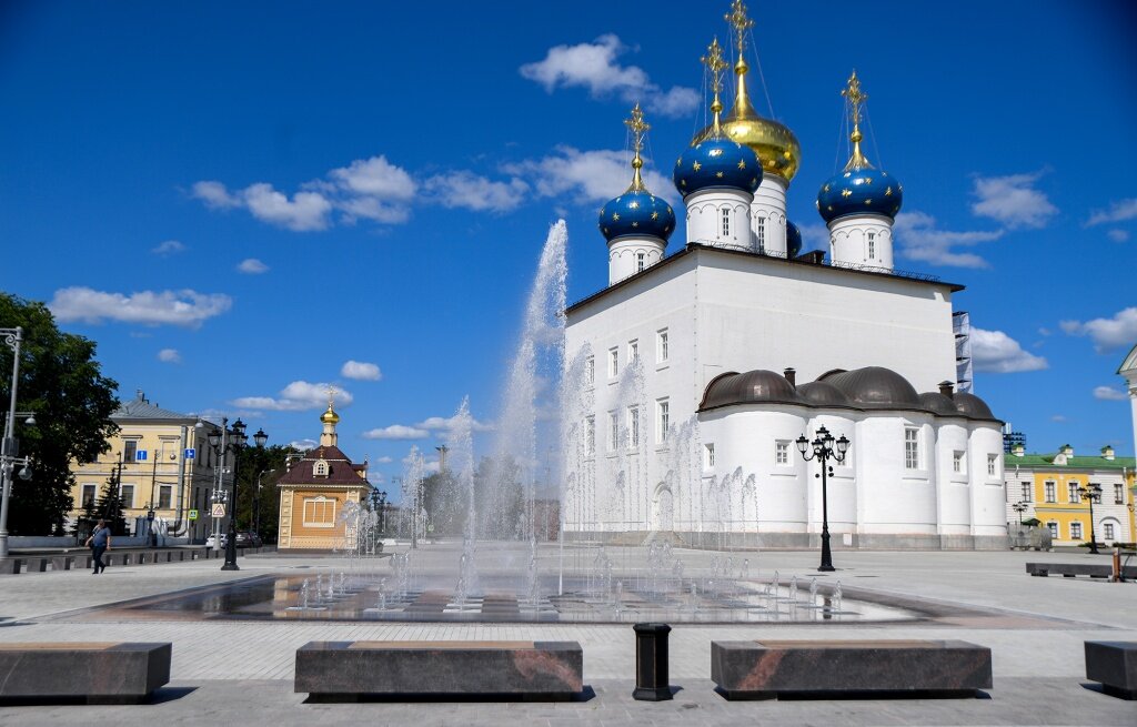 В Твери на Соборной площади заработал светомузыкальный фонтан. Высота его струй – 10 метров