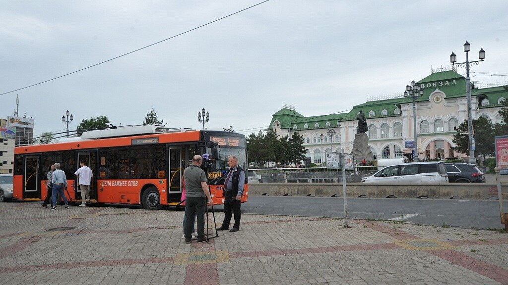     Маршрут «трех вокзалов» был запущен в городе Хабаровске. Мэр города Сергей Кравчук добился приобретения уникального транспорта для обновления троллейбусного парка и открытия новых пассажирских линий.