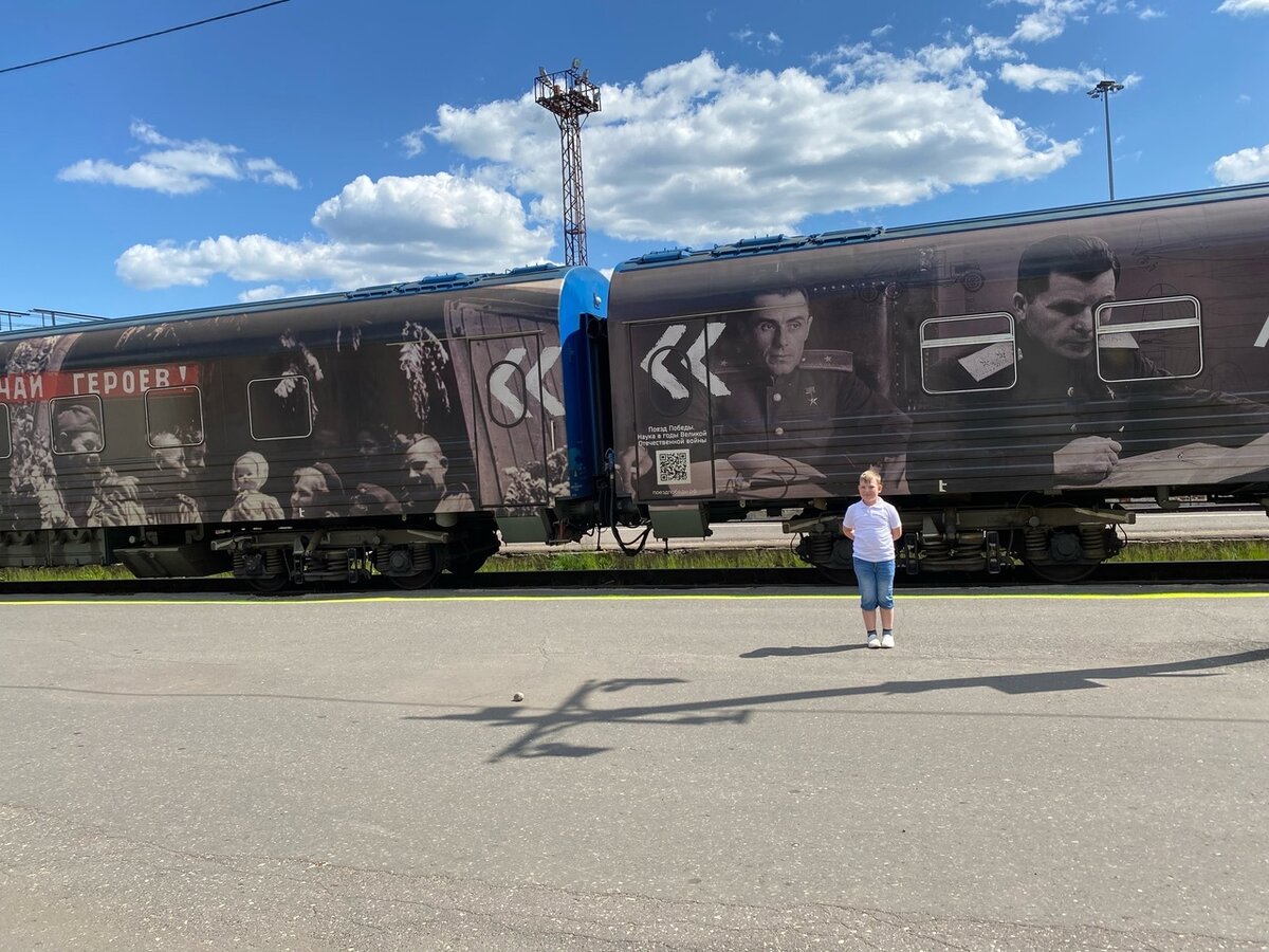 Поезд на первом пути. Очередь желающих огромная, несмотря на то, что запись делается заранее.