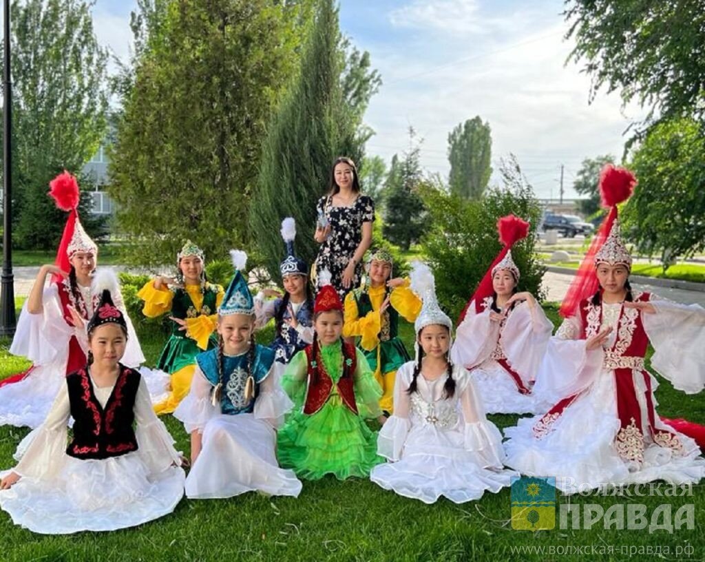 Шаман про Россию встанем. День города Крылья. Флешмоб встанем шаман. Волгоградская правда день России фото.