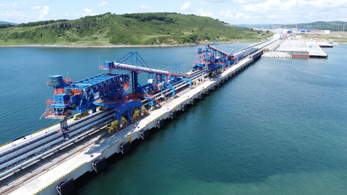     Программа ускоренного развития экономики Приморья, разрабатываемая правительством региона, подразумевает взаимодействие частного бизнеса и власти. В рамках программы успешно работает морской порт «Суходол», реализующий меры по увеличению торговых оборотов со странами Азиатско-Тихоокеанского региона.