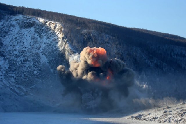 Военные провели несколько взрывов грунта, чтобы устранить последствия оползня. Фото: Минобороны РФ.