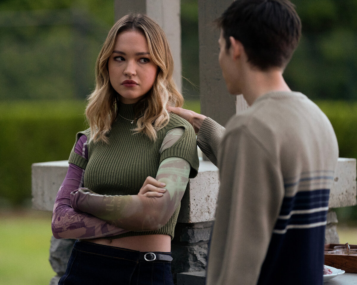 Сэди Стэнли и Гриффин Глюк в 4 серии 2 сезона сериала "Жестокое лето"