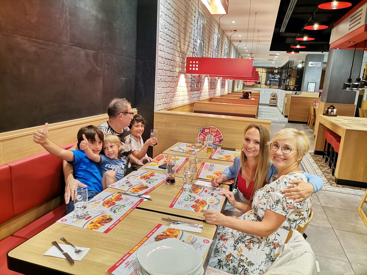 В пиццерии нас ждут. "Pizza Hut" am Stachus, München, 13.06.2023