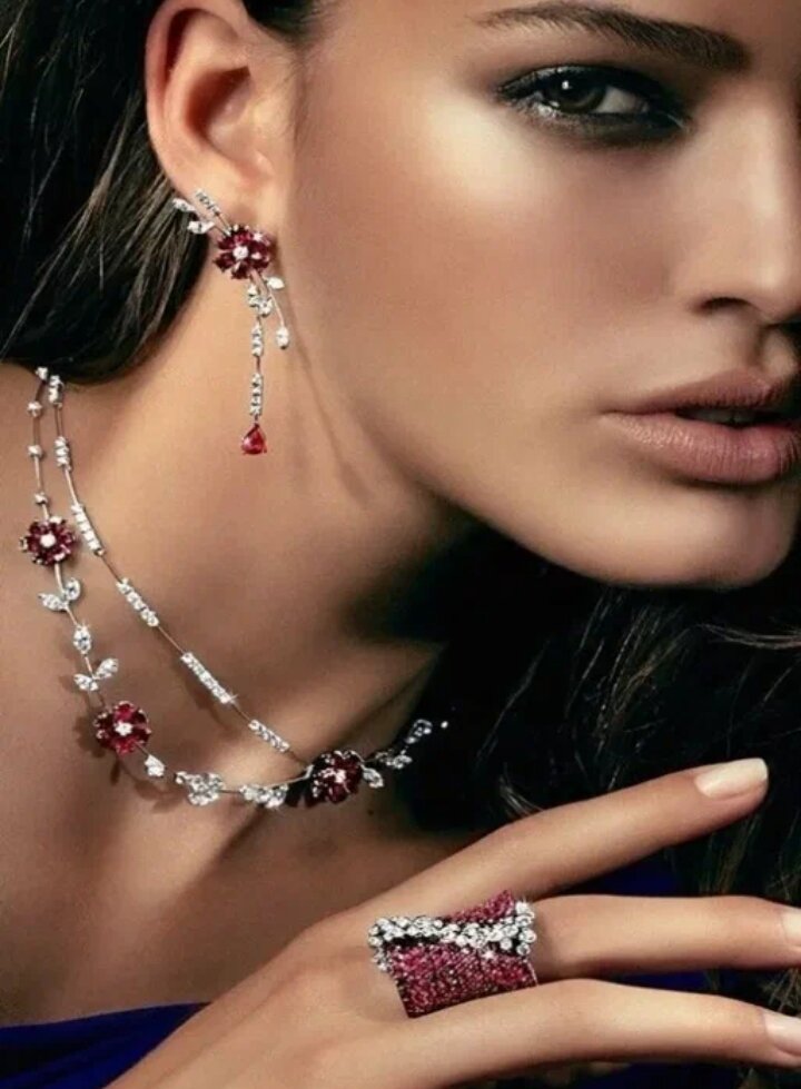 Украшения с рубинами. Цветочный декор. Здесь и далее фото из открытых источников.