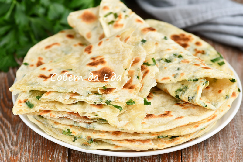 Слоеные лепешки с зелёным луком на сковороде (отличное бездрожжевое тесто на воде)