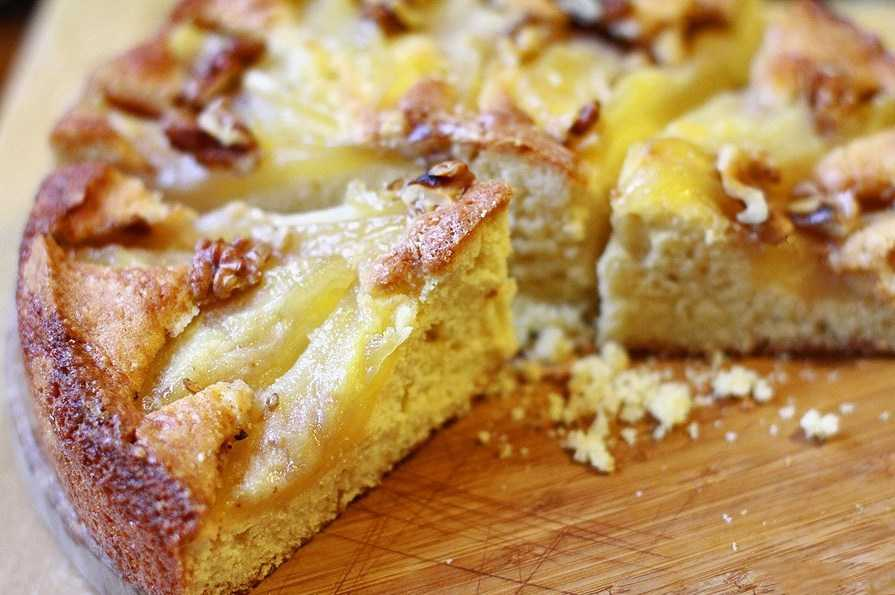 Шарлотка с грушами