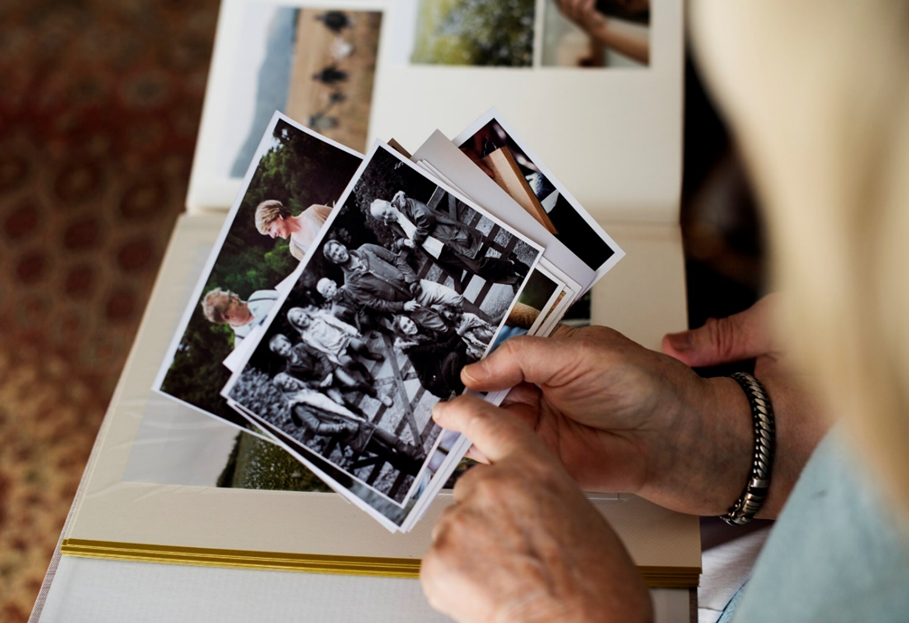 Смотрят фотоальбом. Старый фотоальбом. Семья листает фотоальбом. Семья рассматривает фотоальбом. Женщина листает фотоальбом.