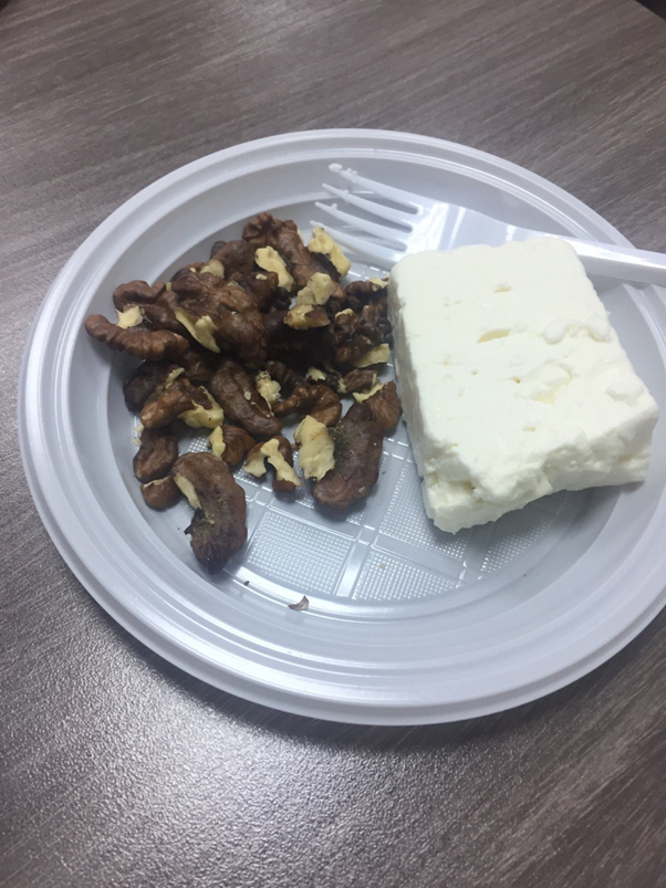 Грецкие орехи и сыр брынза - простой и сытный перекус на случай, когда нет времени готовить.