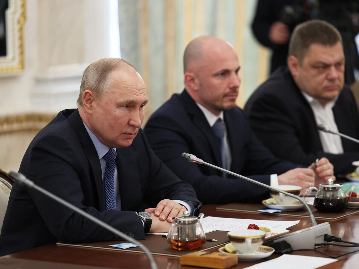    Президент России Владимир Путин проводит встречу с военными корреспондентами© РИА Новости / Гавриил Григоров