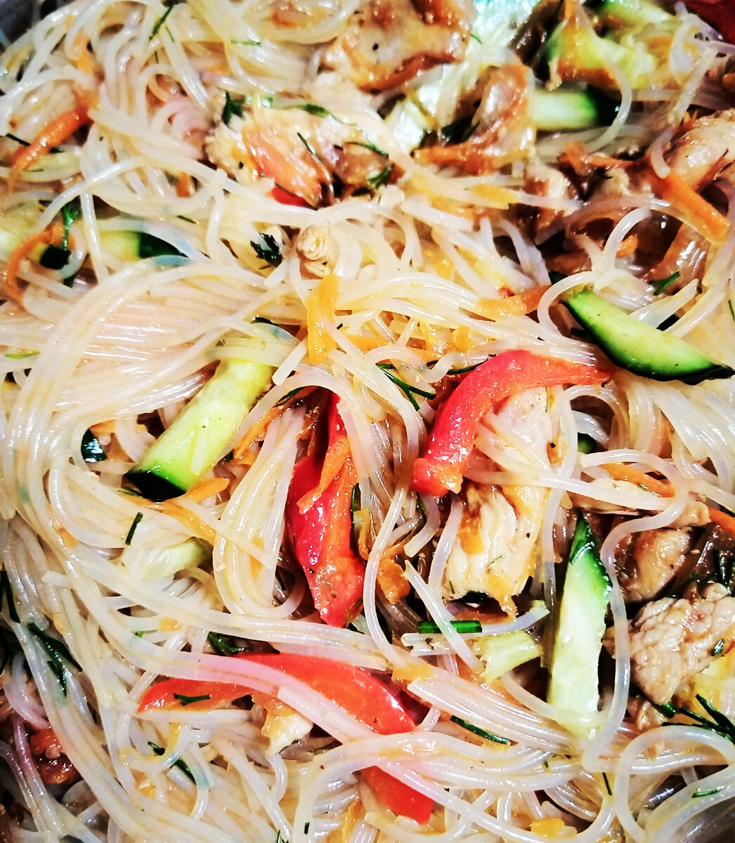 Всем привет! Сегодня хочу поделиться рецептом приготовления очень вкусного салата из фунчозы с курицей. Готовится он очень легко и просто, справится даже новичок. Итак, Вам понадобится :