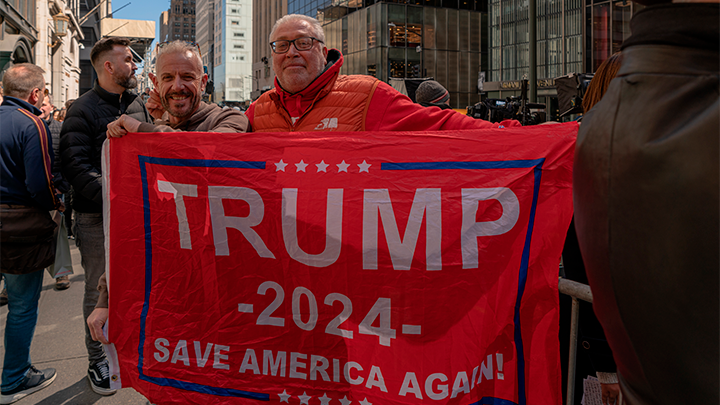 СТОЙКОСТЬ ЭЛЕКТОРАТА ТРАМПА В ОТСТАИВАНИИ СВОИХ ЦЕННОСТЕЙ. ФОТО: STEVE SANCHEZ PHOTOS/SHUTTERSTOCK