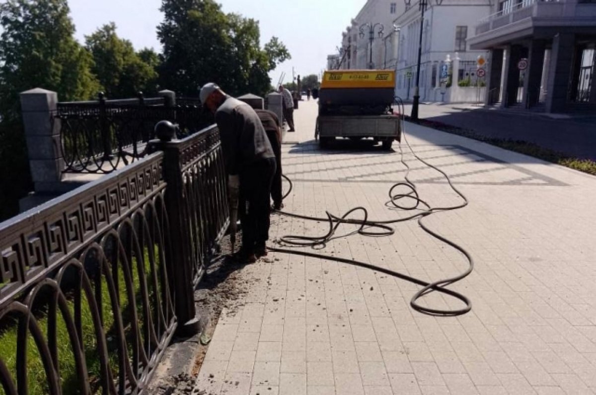    Ограждение и парапет ремонтируют на Верхневолжской набережной