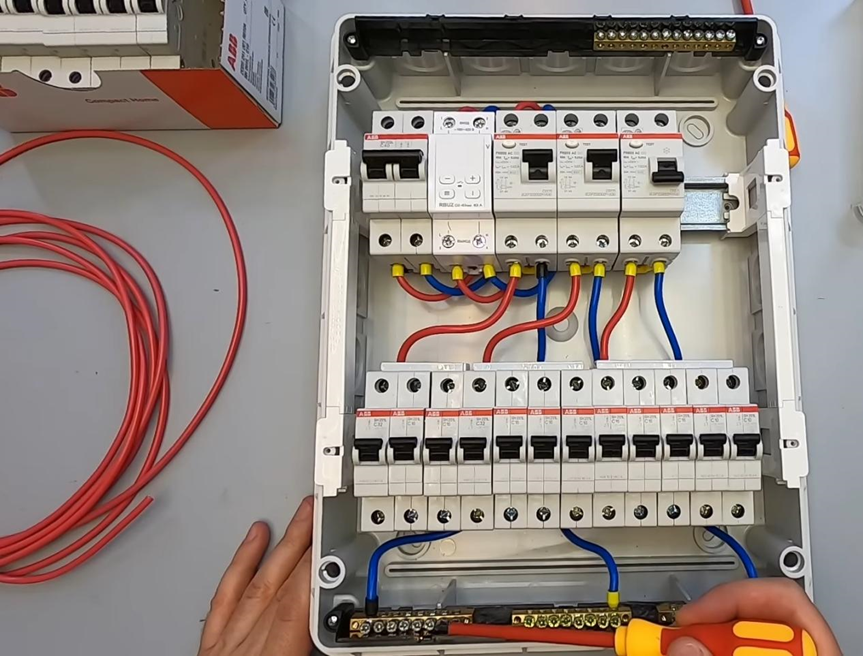 Как правильно собрать электрощиток своими руками