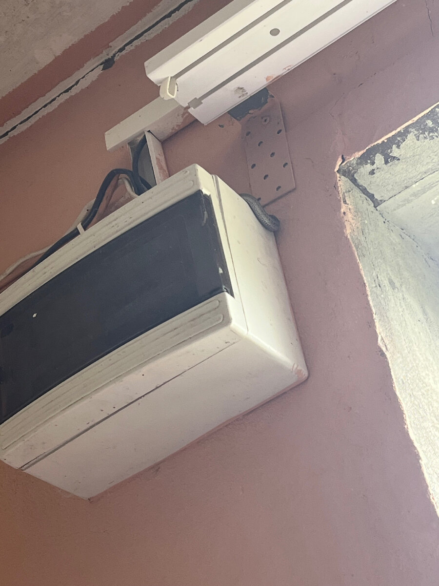 Вот её часть торчит справа напоминает провод