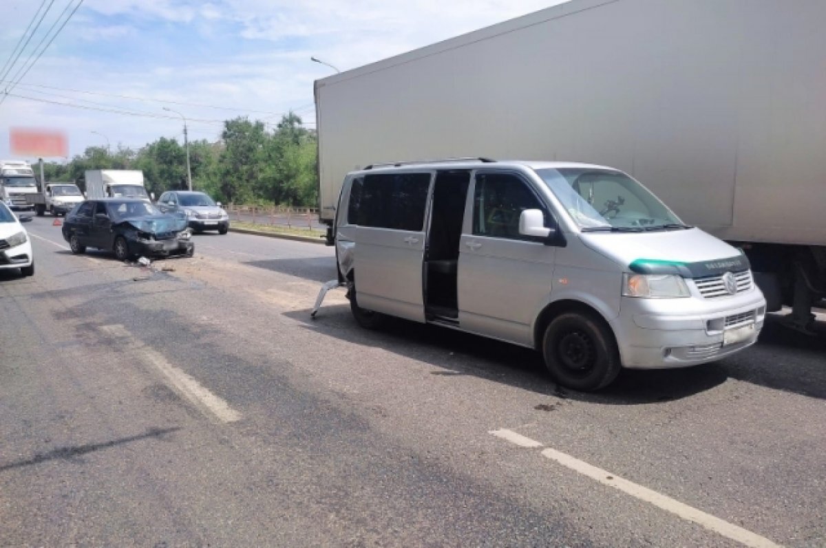    В Волгограде 19-летняя водитель не учла дистанцию и въехала в микроавтобус