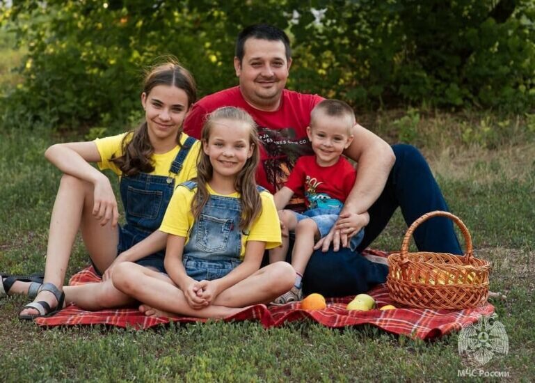    Когда папа в МЧС. В день отца Александр Казаченко раскрыл секрет семейного счастья Андрей Севостьянов