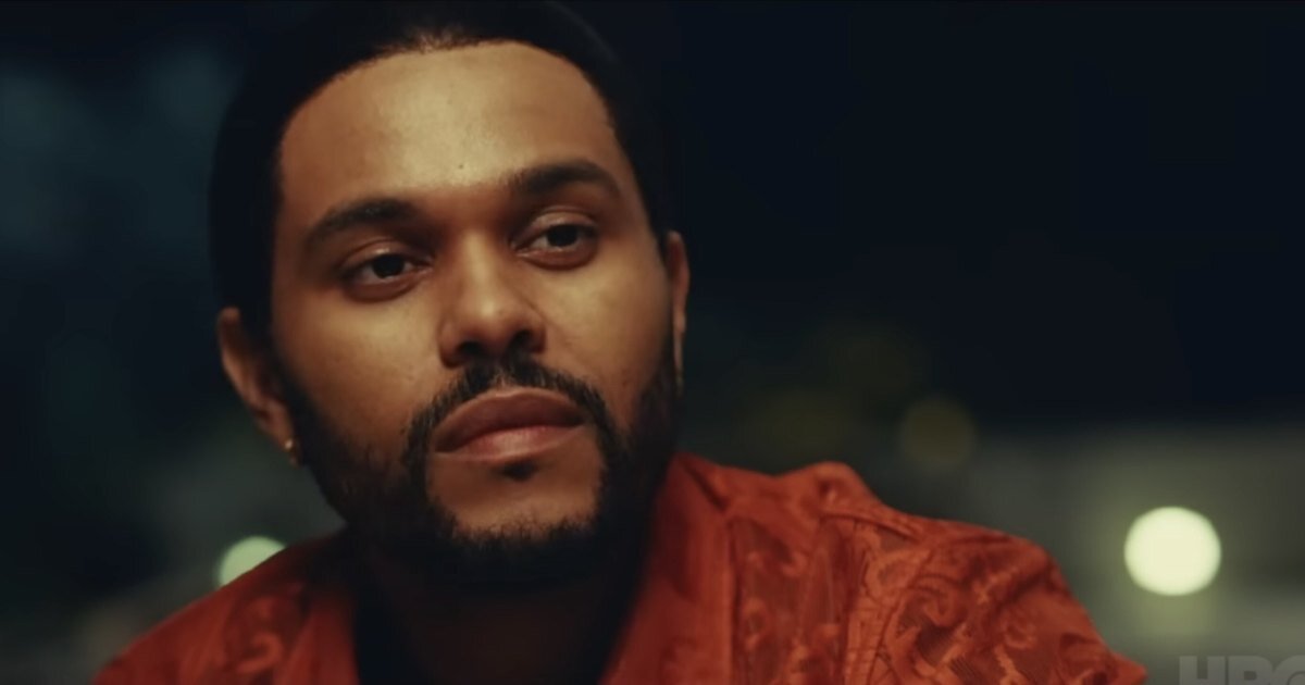    Зрители «Кумира» шутят об образе The Weeknd в сериале. Певца сравнивают с Микки Маусом без ушей и Сквидвардом