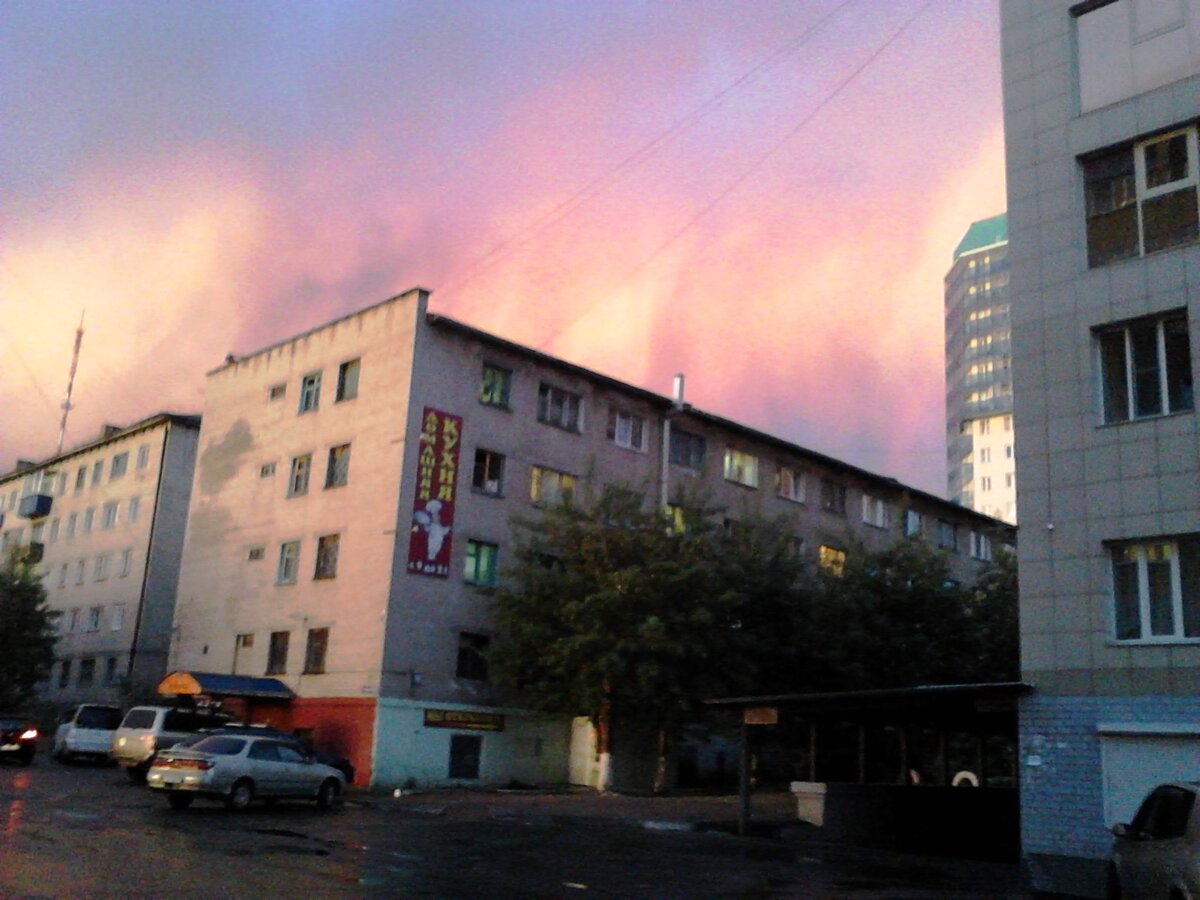 Там гореть нечему! Ну там тайга. Но она нак гореть не может. Ведь пламя поднимается как миним на километр, а в воздухе стойкий запах озона и горелого пороха.