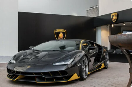 Lamborghini Huracan — спорткар, в 2014 году пришедший на смену Gallardo в модельном ряду итальянской компании. Название происходит от имени индейского бога ветра, по другой версии — так звали быка из испанской корриды XIX века. Про бога ветра довольно спорно , т.к. давно известно, что в Lamborghini все названия моделей происходят от имени быков прославившихся себя в корриде.


Дизайнеры Lamborghini Huracan буквально помешаны на шестиугольниках, они воткнули их везде где только смогли, а где не смогли все равно воткнули, не верите?

В центре рулевого колеса есть шестиугольник, вент. отверстия шестиугольные, зеркала заднего вида, если на них смотреть из машины, панель управления этими зеркалами, кнопка старт, ручки открывания дверей они шестиугольные. Даже в лючке бензобака есть шестиугольник. По одной из версий шестиугольник это 6-ой элемент таблицы Менделеева - углерод, который входит в состав углеволокна из которого сделан кузов автомобиля.



Шестиугольники Lamborghini Huracan
