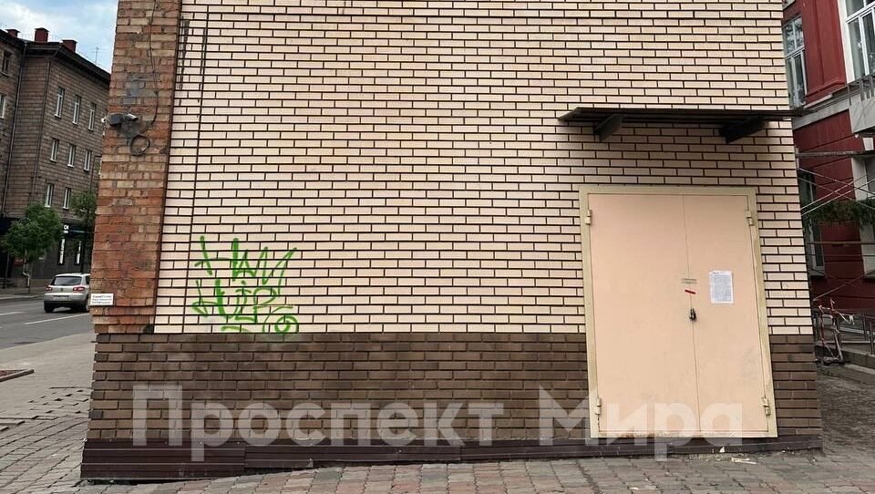     На скандальное здание кафе «Кантри», которое находится в центре Красноярска, повесили новую записку. В ней автор просит убрать с проспекта это «нелепое сооружение».