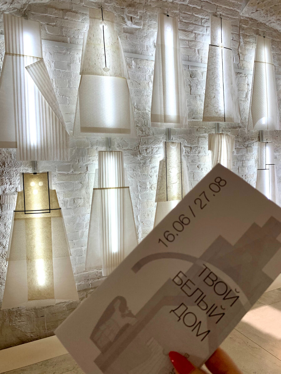 Выставка «Твой белый дом» и белые одежды , созданные художником, идеально вписались в пространство старинных палат Нарышкиных. Здесь, в этих палатах, расположен музей AZ ART