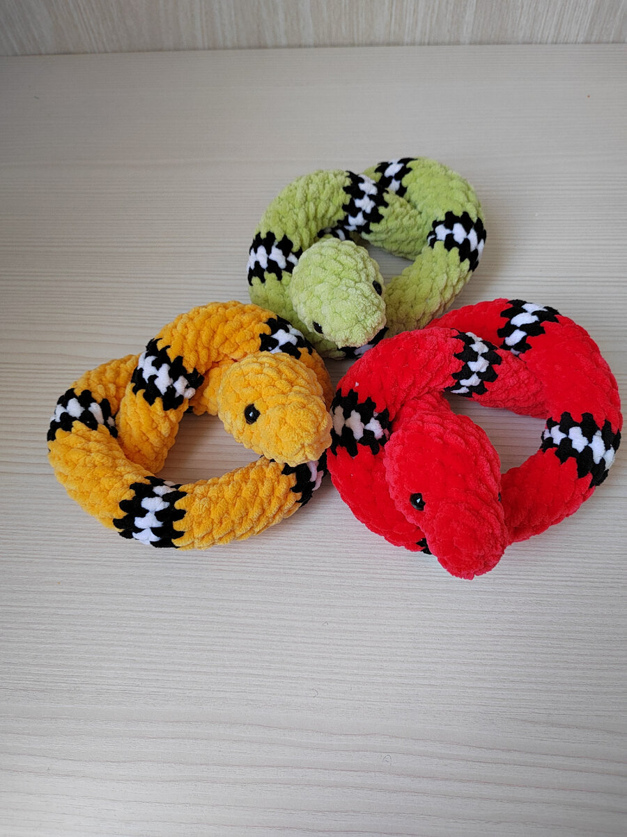 Змейка связана из плюшевой пряжи, наполнитель гипоаллергенный, глазки на безопасном креплении. Цена повтора 400 рублей 