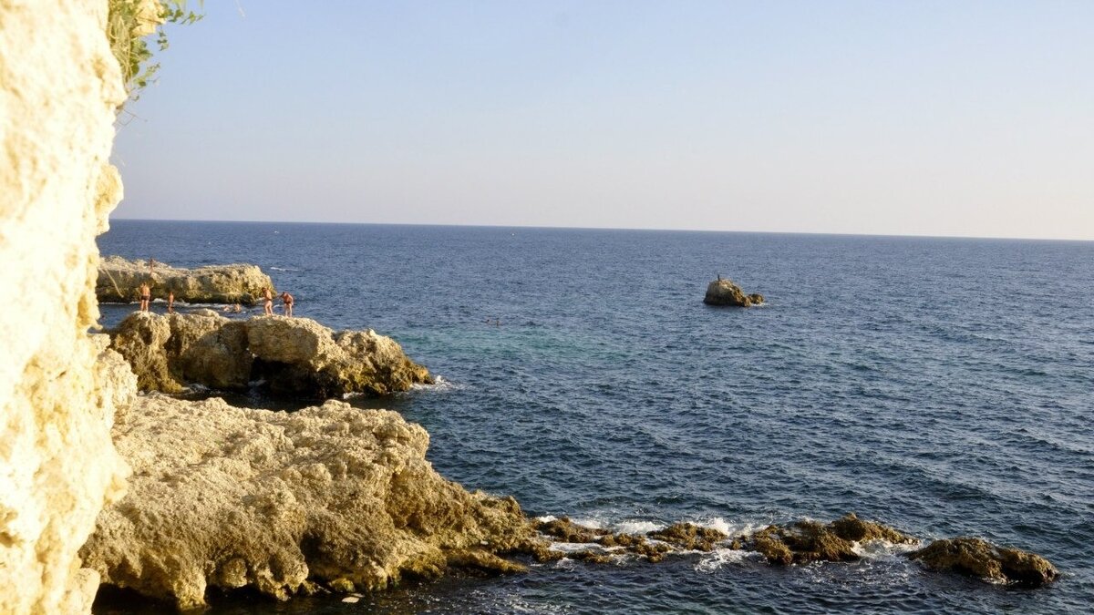     Запутанная история дайвера, ушедшего под воду в районе острова Русский, закрутилась сильнее — сотрудники МинГОЧС сообщили, что он потерял сознание в районе острова Елена. Более того, нашли его отнюдь не около Славянки, и даже не около острова Русский.