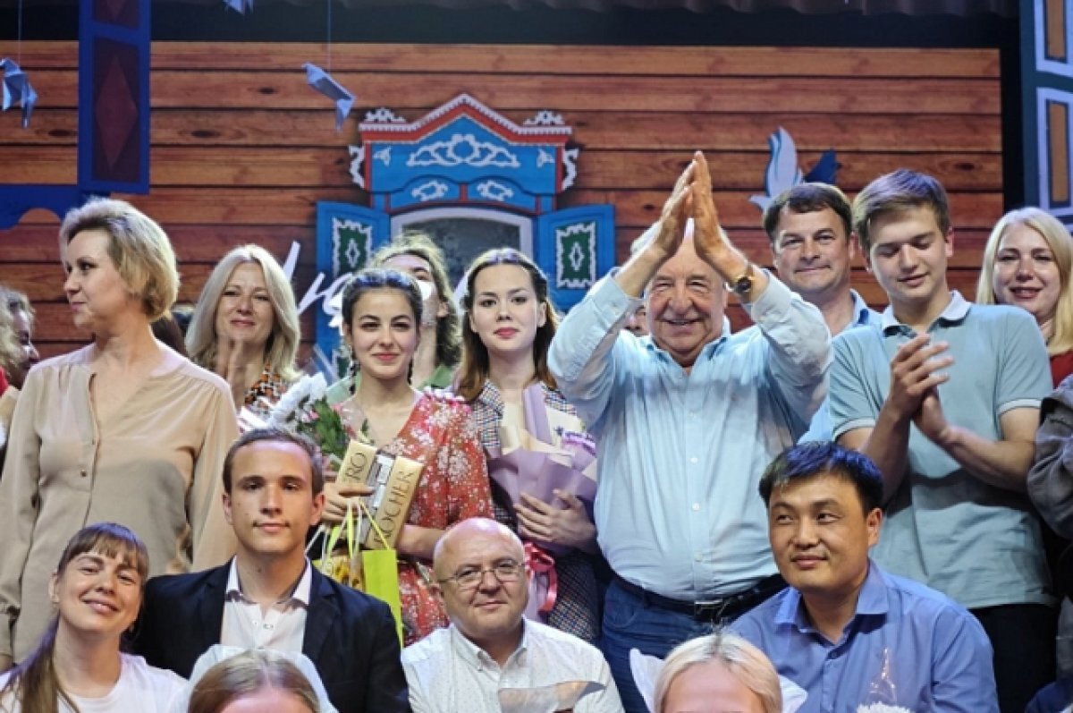    Актёров и авторов спектакля ещё долго не отпускали со сцены.