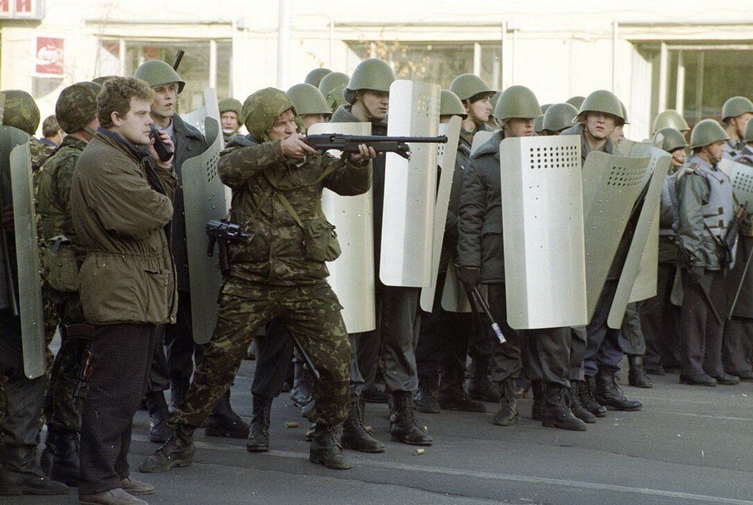 Октябрь 1993. Путч 1993 ОМОН. Путч 1993 Останкино. 3-4 Октября 1993 штурм Останкино. Солдат октябрь 1993.