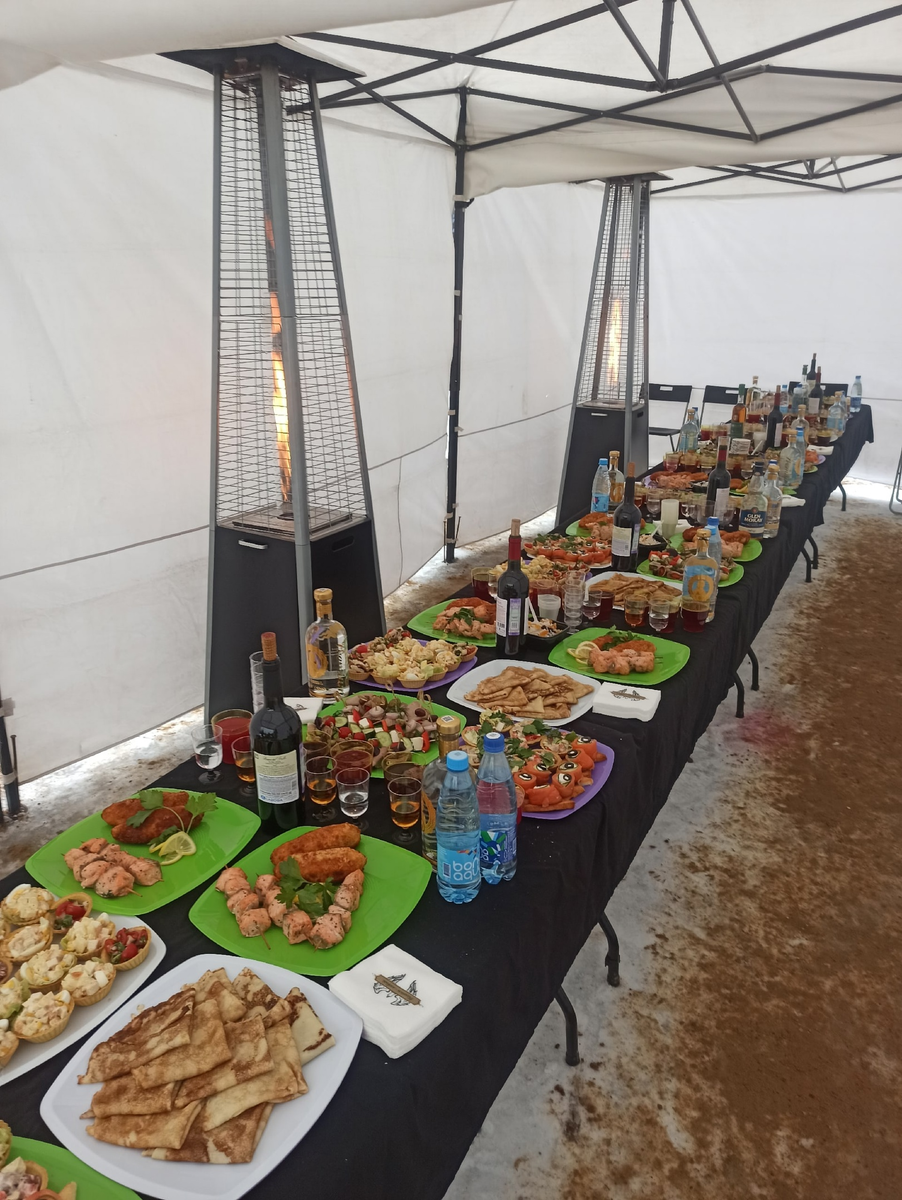 Поминальная трапеза прямо на кладбище вместе с компанией "Помним-Любим"