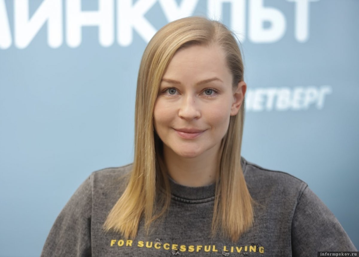    Посетить Пушкинские Горы осенью предложила своим поклонникам Юлия Пересильд