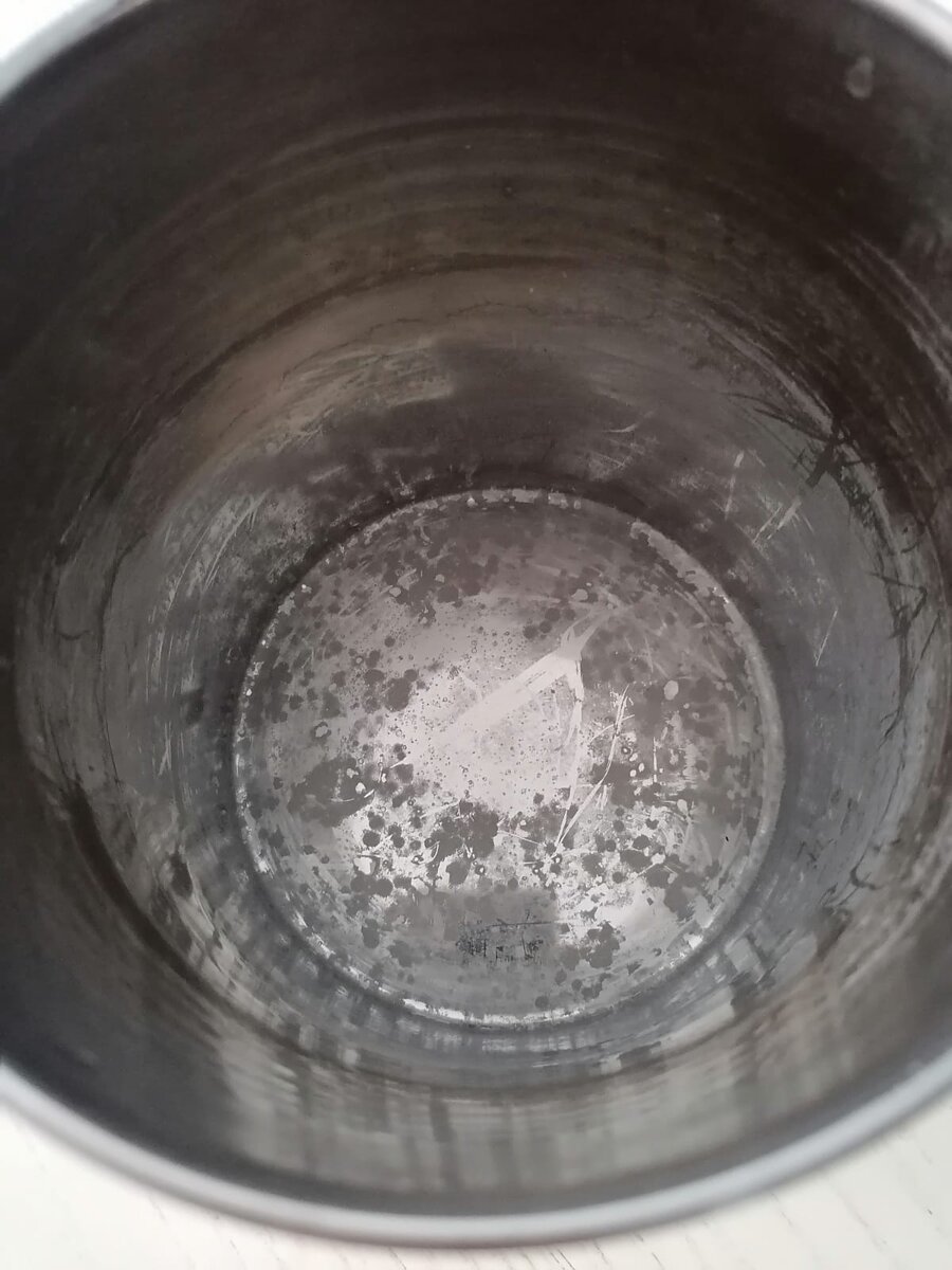 результат кипячения воды в нержавеющей 1.5л. кружке, вся покрыта накипью