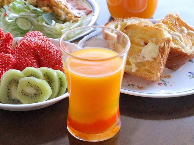 Человек вынужден есть и пить, чтобы насыщаться энергией: заземленность тела не позволяет организму черпать силы прямо из космоса. Вместе с пищей люди впитывают и определенную энергетику. Если блюдо приготовлено с любовью, то влияние получится положительным, и наоборот: негативный настрой даже при нарезке овощей способен превратить обычный салат в отраву. Маги знают о такой особенности еды и активно ею пользуются. Опои и окормы – распространенные способы колдовского влияния через пищу. Что они собой представляют? 
